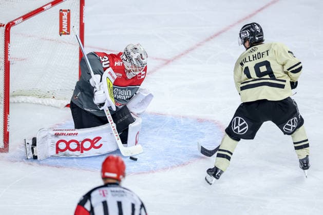 18.09.2026, Eishockey, DEL, Kölner Haie - Grizzlys Wolfsburg, 1.Spieltag, Saison 2026 27, Lanxess-Arena Köln: Goalie Janne Juvonen (Koelner Haie 30) verteidigt das Tor gegen Dustin Willhöft (Grizzlys Wolfsburg 19) Nordrhein-Westfalen Deutschland