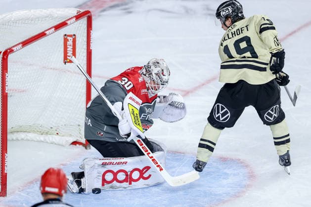 18.09.2026, Eishockey, DEL, Kölner Haie - Grizzlys Wolfsburg, 1.Spieltag, Saison 2026 27, Lanxess-Arena Köln: Goalie Janne Juvonen (Koelner Haie 30) verteidigt das Tor gegen Dustin Willhöft (Grizzlys Wolfsburg 19) Nordrhein-Westfalen Deutschland