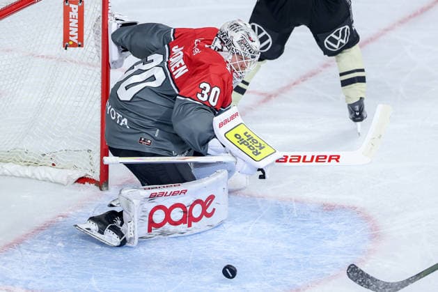 18.09.2026, Eishockey, DEL, Kölner Haie - Grizzlys Wolfsburg, 1.Spieltag, Saison 2026 27, Lanxess-Arena Köln: Goalie Janne Juvonen (Koelner Haie 30) verteidigt das Tor Nordrhein-Westfalen Deutschland