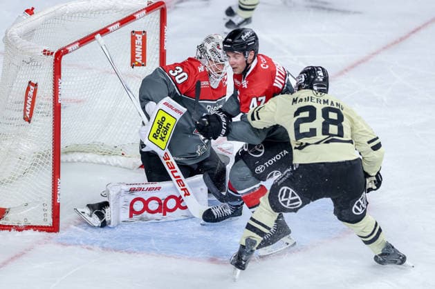 18.09.2026, Eishockey, DEL, Kölner Haie - Grizzlys Wolfsburg, 1.Spieltag, Saison 2026 27, Lanxess-Arena Köln: Goalie Janne Juvonen (Koelner Haie 30) Veli-Matti Vittasmäki (Koelner Haie 47) Ross Mauermann (Grizzlys Wolfsburg 28) Nordrhein-Westfalen Deutschland
