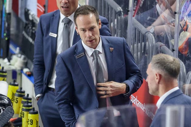 18.09.2026, Eishockey, DEL, Kölner Haie - Grizzlys Wolfsburg, 1.Spieltag, Saison 2026 27, Lanxess-Arena Köln: Cheftrainer Tyler Haskins (Grizzlys Wolfsburg hc) Nordrhein-Westfalen Deutschland