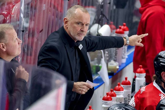 18.09.2026, Eishockey, DEL, Kölner Haie - Grizzlys Wolfsburg, 1.Spieltag, Saison 2026 27, Lanxess-Arena Köln: Cheftrainer Thomas Berglund (Koelner Haie hc) gestikulierend am Spielfeldrand Nordrhein-Westfalen Deutschland