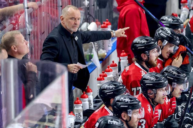 18.09.2026, Eishockey, DEL, Kölner Haie - Grizzlys Wolfsburg, 1.Spieltag, Saison 2026 27, Lanxess-Arena Köln: Cheftrainer Thomas Berglund (Koelner Haie hc) gestikulierend am Spielfeldrand Nordrhein-Westfalen Deutschland