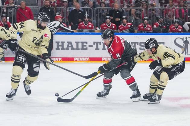 Eishockey Penny-DEL 1.Spieltag Kölner Haie - Grizzlys Wolfsburg am 18.09.2026 in der Lanxess Arena in Köln Julian Melchiori ( Wolfsburg ), links - Maximilian Kammerer ( Köln ), mitte - Ross Mauermann ( Wolfsburg ) , rechts Gemäß den Vorgaben der DEL Deutsche Eishockey Liga ist die Publikation und Weiterverwertung der Aufnahmen in elektronischen Medien und Endgeräten aller Art während des laufenden Spiels nicht zulässig.