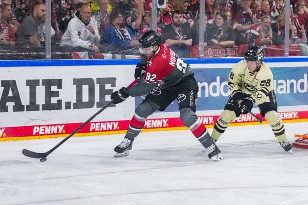 Eishockey Penny-DEL 1.Spieltag Kölner Haie - Grizzlys Wolfsburg am 18.09.2026 in der Lanxess Arena in Köln Marcel Noebels ( Köln ), links - Ross Mauermann ( Wolfsburg ), rechts Gemäß den Vorgaben der DEL Deutsche Eishockey Liga ist die Publikation und Weiterverwertung der Aufnahmen in elektronischen Medien und Endgeräten aller Art während des laufenden Spiels nicht zulässig.