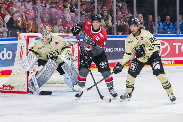 Eishockey Penny-DEL 1.Spieltag Kölner Haie - Grizzlys Wolfsburg am 18.09.2026 in der Lanxess Arena in Köln Dustin Strahlmeier ( Wolfsburg ), links - Frederik Storm ( Köln ), mitte - Madison Bowey ( Wolfsburg ), rechts Gemäß den Vorgaben der DEL Deutsche Eishockey Liga ist die Publikation und Weiterverwertung der Aufnahmen in elektronischen Medien und Endgeräten aller Art während des laufenden Spiels nicht zulässig.