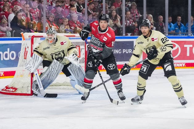 Eishockey Penny-DEL 1.Spieltag Kölner Haie - Grizzlys Wolfsburg am 18.09.2026 in der Lanxess Arena in Köln Dustin Strahlmeier ( Wolfsburg ), links - Frederik Storm ( Köln ), mitte - Madison Bowey ( Wolfsburg ), rechts Gemäß den Vorgaben der DEL Deutsche Eishockey Liga ist die Publikation und Weiterverwertung der Aufnahmen in elektronischen Medien und Endgeräten aller Art während des laufenden Spiels nicht zulässig.