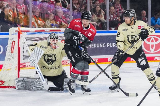 Eishockey Penny-DEL 1.Spieltag Kölner Haie - Grizzlys Wolfsburg am 18.09.2026 in der Lanxess Arena in Köln Dustin Strahlmeier ( Wolfsburg ), links - Frederik Storm ( Köln ), mitte - Madison Bowey ( Wolfsburg ), rechts Gemäß den Vorgaben der DEL Deutsche Eishockey Liga ist die Publikation und Weiterverwertung der Aufnahmen in elektronischen Medien und Endgeräten aller Art während des laufenden Spiels nicht zulässig.