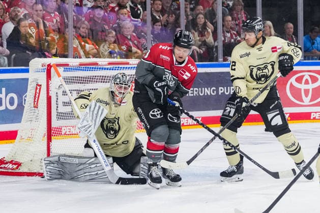 Eishockey Penny-DEL 1.Spieltag Kölner Haie - Grizzlys Wolfsburg am 18.09.2026 in der Lanxess Arena in Köln Dustin Strahlmeier ( Wolfsburg ), links - Frederik Storm ( Köln ), mitte - Madison Bowey ( Wolfsburg ), rechts Gemäß den Vorgaben der DEL Deutsche Eishockey Liga ist die Publikation und Weiterverwertung der Aufnahmen in elektronischen Medien und Endgeräten aller Art während des laufenden Spiels nicht zulässig.