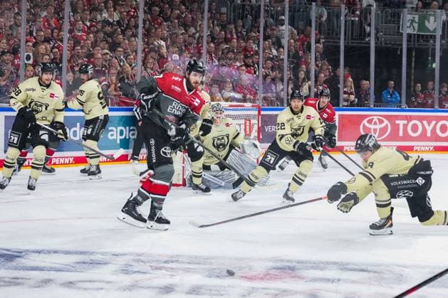 Eishockey Penny-DEL 1.Spieltag Kölner Haie - Grizzlys Wolfsburg am 18.09.2026 in der Lanxess Arena in Köln Viel Verkehr vor Dustin Strahlmeier ( Wolfsburg ) Gemäß den Vorgaben der DEL Deutsche Eishockey Liga ist die Publikation und Weiterverwertung der Aufnahmen in elektronischen Medien und Endgeräten aller Art während des laufenden Spiels nicht zulässig.