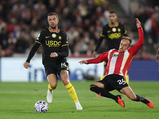 Premier League - Brentford v Chelsea LONDON, ENGLAND, SEPTEMBER 18: Jordan Henderson of Chelsea is tackled by Mikkel Damsgaard of Brentford during The Premier League match between Brentford v Chelsea at GTECH Community Stadium, London, England, on September 18. (Photo by Daniel Weir) London GTECH Community Stadium England Copyright: xDanielxWeir SportsxPressxPhotox Sportspressphoto_SPR234066