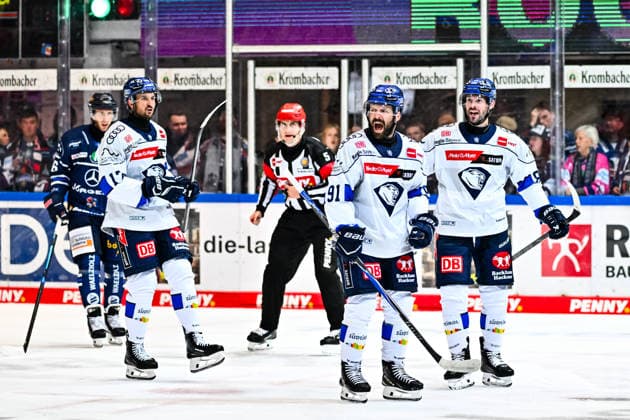 Torjubel, Jubel, Freude bei Torschütze Riley Sheen (ERC Ingolstadt, 91) Austen Keating (ERC Ingolstadt, 89), GER, Iserlohn Roosters vs. ERC Ingolstadt, Eishockey, Penny-DEL, 1. Spieltag, Spielzeit 2026 2027, 19.09.2026, GER, Iserlohn Roosters vs. ERC Ingolstadt, Eishockey, Penny-DEL, 1. Spieltag, Spielzeit 2026 2027, 19.09.2026 Iserlohn Copyright: xJonasxBrockmann Eibner-Pressefotx EP_JBN