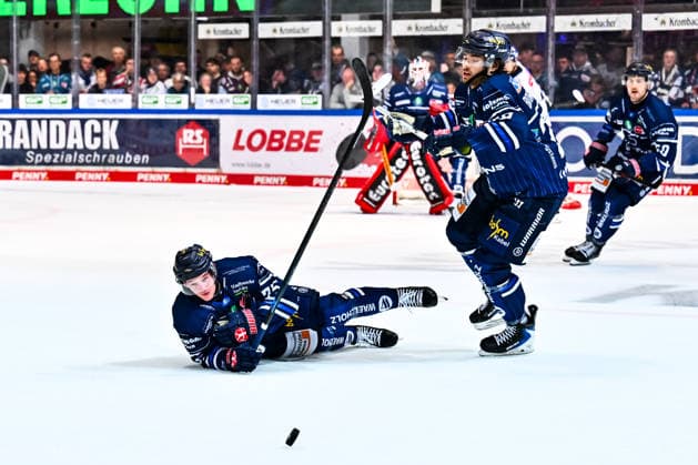 Julian Napravnik (Iserlohn Roosters, 75) Tyler Boland (Iserlohn Roosters, 10), GER, Iserlohn Roosters vs. ERC Ingolstadt, Eishockey, Penny-DEL, 1. Spieltag, Spielzeit 2026 2027, 19.09.2026, GER, Iserlohn Roosters vs. ERC Ingolstadt, Eishockey, Penny-DEL, 1. Spieltag, Spielzeit 2026 2027, 19.09.2026 Iserlohn Copyright: xJonasxBrockmann Eibner-Pressefotx EP_JBN