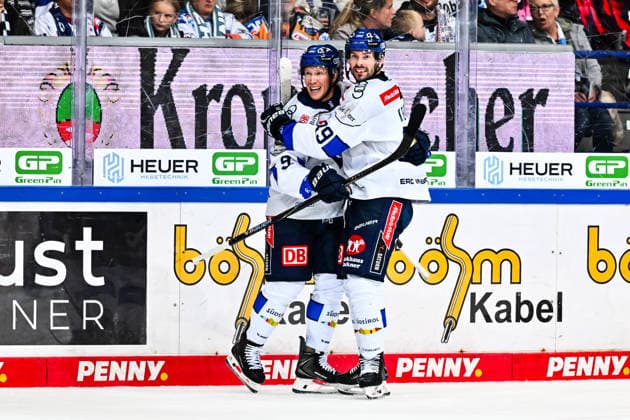 Torjubel, Jubel, Freude bei Torschütze Austen Keating (ERC Ingolstadt, 89) Myles Powell (ERC Ingolstadt, 9), GER, Iserlohn Roosters vs. ERC Ingolstadt, Eishockey, Penny-DEL, 1. Spieltag, Spielzeit 2026 2027, 19.09.2026, GER, Iserlohn Roosters vs. ERC Ingolstadt, Eishockey, Penny-DEL, 1. Spieltag, Spielzeit 2026 2027, 19.09.2026 Iserlohn Copyright: xJonasxBrockmann Eibner-Pressefotx EP_JBN