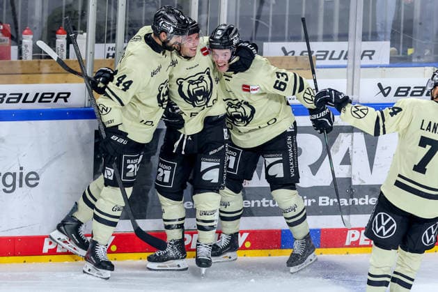 18.09.2026, Eishockey, DEL, Kölner Haie - Grizzlys Wolfsburg, 1.Spieltag, Saison 2026 27, Lanxess-Arena Köln: Torjubel nach dem Tor zum 5:3 durch Torschütze Tyler Morley (Grizzlys Wolfsburg 86) zusammen mit Julian Melchiori (Grizzlys Wolfsburg 44) Luis Schinko (Grizzlys Wolfsburg 63) Nordrhein-Westfalen Deutschland