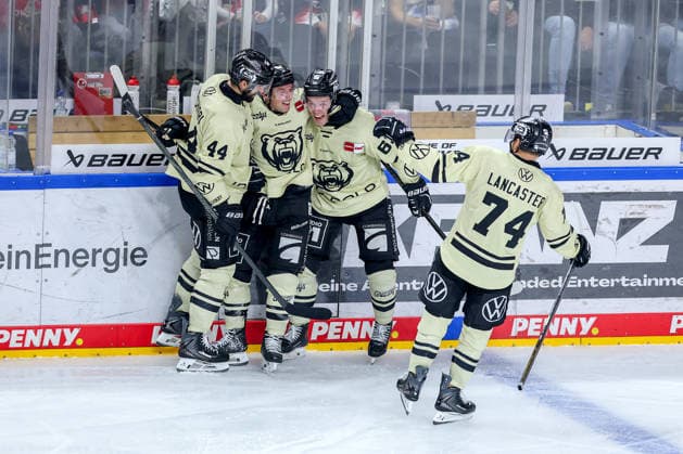 18.09.2026, Eishockey, DEL, Kölner Haie - Grizzlys Wolfsburg, 1.Spieltag, Saison 2026 27, Lanxess-Arena Köln: Torjubel nach dem Tor zum 5:3 durch Torschütze Tyler Morley (Grizzlys Wolfsburg 86) zusammen mit Julian Melchiori (Grizzlys Wolfsburg 44) Luis Schinko (Grizzlys Wolfsburg 63) Les Lancaster (Grizzlys Wolfsburg 74) Nordrhein-Westfalen Deutschland