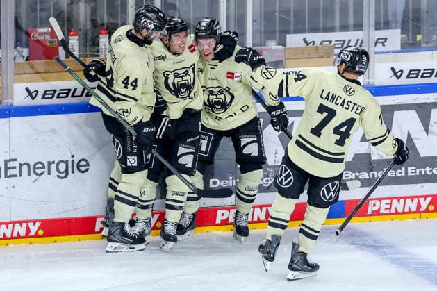 18.09.2026, Eishockey, DEL, Kölner Haie - Grizzlys Wolfsburg, 1.Spieltag, Saison 2026 27, Lanxess-Arena Köln: Torjubel nach dem Tor zum 5:3 durch Torschütze Tyler Morley (Grizzlys Wolfsburg 86) zusammen mit Julian Melchiori (Grizzlys Wolfsburg 44) Luis Schinko (Grizzlys Wolfsburg 63) Les Lancaster (Grizzlys Wolfsburg 74) Nordrhein-Westfalen Deutschland
