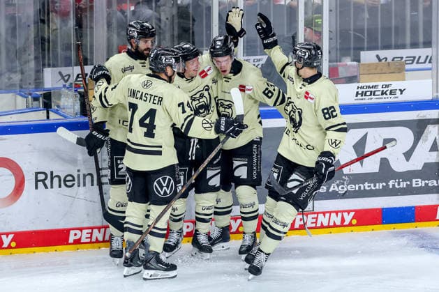 18.09.2026, Eishockey, DEL, Kölner Haie - Grizzlys Wolfsburg, 1.Spieltag, Saison 2026 27, Lanxess-Arena Köln: Torjubel nach dem Tor zum 5:3 durch Torschütze Tyler Morley (Grizzlys Wolfsburg 86) zusammen mit Julian Melchiori (Grizzlys Wolfsburg 44) Luis Schinko (Grizzlys Wolfsburg 63) Les Lancaster (Grizzlys Wolfsburg 74) Nordrhein-Westfalen Deutschland