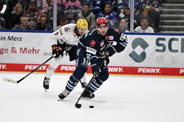 (v.l.n.r.) Ty Glover (Loewen Frankfurt 7) Thomas Schemitsch (Schwenninger Wild Wings) Thomas Schemitsch (Schwenninger Wild Wings) Schwenninger Wild Wings gegen Loewen Frankfurt, DEL, Hauptrunde, Spiel 1, Saison 2026 2027, 20260918 Schwenninger Wild Wings gegen Loewen Frankfurt, DEL, Hauptrunde, Spiel 1, Saison 2026 2027, 20260918 Schwenningen Copyright: xEibner-Pressefoto SvenxLaeglerx EP_SVL