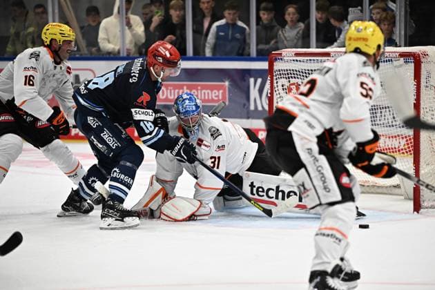 (v.l.n.r.) Eric Cornel (Schwenninger Wild Wings) 18 Adam Scheel (Loewen Frankfurt 31) pariert einen Schuss Schwenninger Wild Wings gegen Loewen Frankfurt, DEL, Hauptrunde, Spiel 1, Saison 2026 2027, 20260918 Schwenninger Wild Wings gegen Loewen Frankfurt, DEL, Hauptrunde, Spiel 1, Saison 2026 2027, 20260918 Schwenningen Copyright: xEibner-Pressefoto SvenxLaeglerx EP_SVL