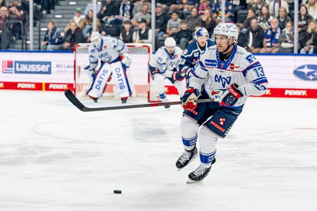 Brooks Macek (Adler Mannheim, 13) GER, EHC Red Bull Muenchen vs. Adler Mannheim, Eishockey, DEL, Saison 2026 2027, 1. Spieltag, 18.09.2026. Foto: HMB Media Heike Feiner Copyright: HMBxMedia HeikexFeiner