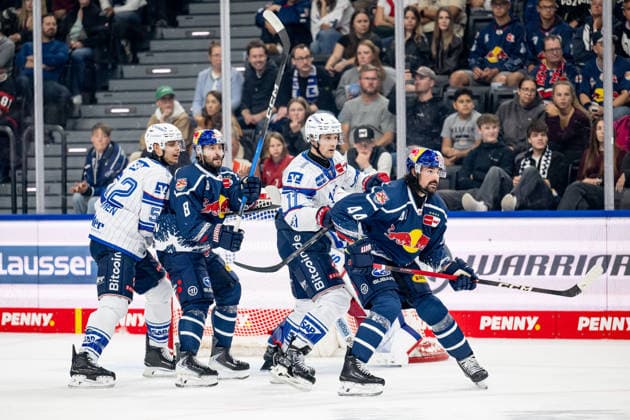 Nicolas Mattinen (Adler Mannheim, 52) und Kristian Reichel (Adler Mannheim, 11) verteidigen gegen Tobias Rieder (EHC Red Bull Muenchen, 08) und Trevor Carrick (EHC Red Bull Muenchen, 44) GER, EHC Red Bull Muenchen vs. Adler Mannheim, Eishockey, DEL, Saison 2026 2027, 1. Spieltag, 18.09.2026. Foto: HMB Media Heike Feiner Copyright: HMBxMedia HeikexFeiner