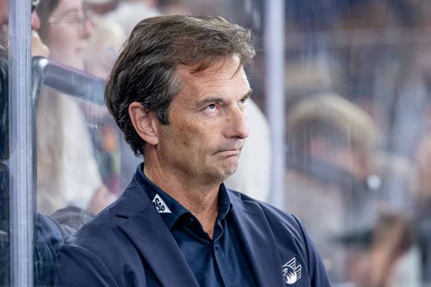 Dallas Eakins (Chef-Trainer und Sportmanager, Adler Mannheim) mit skeptischem Blick Portrait Portraet GER, EHC Red Bull Muenchen vs. Adler Mannheim, Eishockey, DEL, Saison 2026 2027, 1. Spieltag, 18.09.2026. Foto: HMB Media Heike Feiner Copyright: HMBxMedia HeikexFeiner
