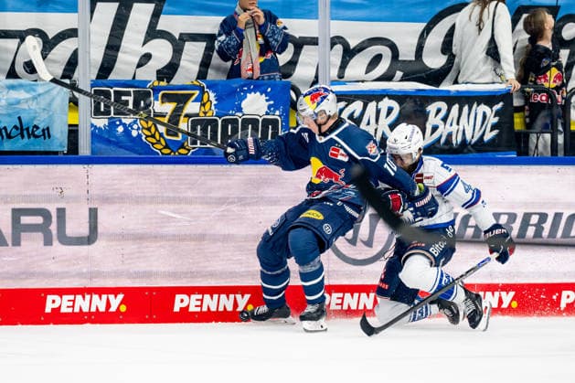 Kampf um den Puck Zweikampf zwischen Elis Hede (EHC Red Bull Muenchen, 10) und Dan Renouf (Adler Mannheim, 04) GER, EHC Red Bull Muenchen vs. Adler Mannheim, Eishockey, DEL, Saison 2026 2027, 1. Spieltag, 18.09.2026. Foto: HMB Media Heike Feiner Copyright: HMBxMedia HeikexFeiner