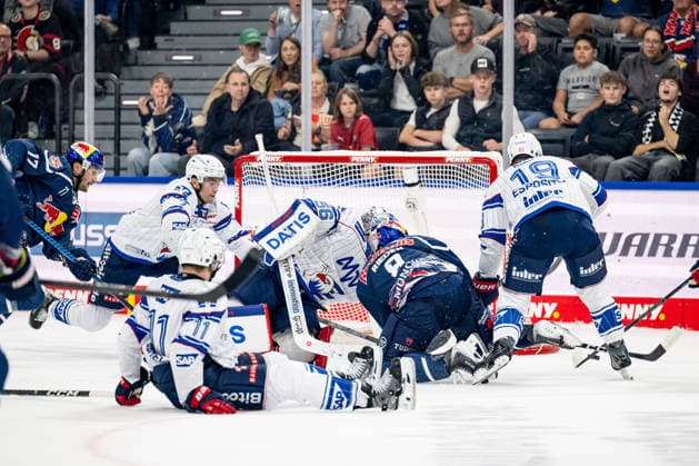 Hochbetrieb um Tobias Rieder (EHC Red Bull Muenchen, 08) und die Mannheimer Verteidigung vor dem Tor von Maximilian Franzreb (Torwart, Adler Mannheim, 56) GER, EHC Red Bull Muenchen vs. Adler Mannheim, Eishockey, DEL, Saison 2026 2027, 1. Spieltag, 18.09.2026. Foto: HMB Media Heike Feiner Copyright: HMBxMedia HeikexFeiner
