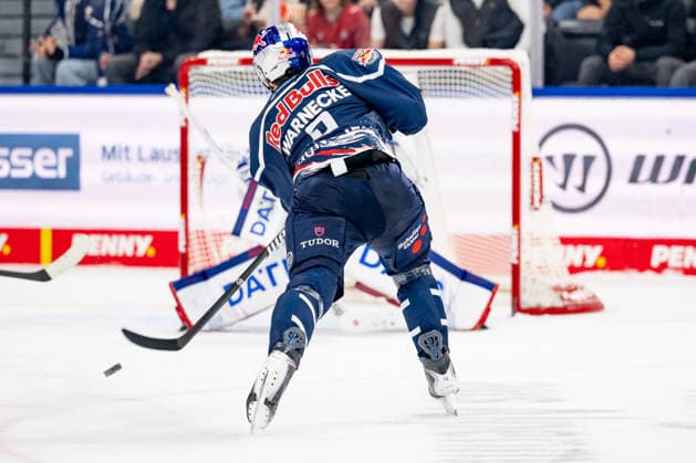 Moritz Warnecke (EHC Red Bull Muenchen, 09) bei seinem Torschuss zum 2:1 GER, EHC Red Bull Muenchen vs. Adler Mannheim, Eishockey, DEL, Saison 2026 2027, 1. Spieltag, 18.09.2026. Foto: HMB Media Heike Feiner Copyright: HMBxMedia HeikexFeiner