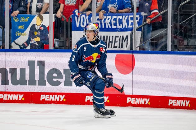 Moritz Warnecke (EHC Red Bull Muenchen, 09) bejubelt sein erstes DEL-Tor zum 2:1, die Mannheimer Fans in der Kurve dahinter finden das nicht so gut GER, EHC Red Bull Muenchen vs. Adler Mannheim, Eishockey, DEL, Saison 2026 2027, 1. Spieltag, 18.09.2026. Foto: HMB Media Heike Feiner Copyright: HMBxMedia HeikexFeiner