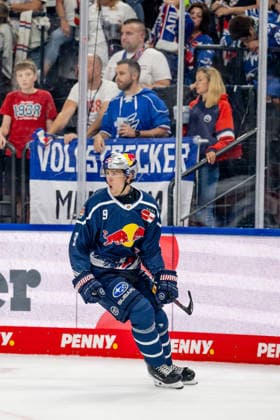 Moritz Warnecke (EHC Red Bull Muenchen, 09) bejubelt sein erstes DEL-Tor zum 2:1, die Mannheimer Fans in der Kurve dahinter finden das nicht so gut GER, EHC Red Bull Muenchen vs. Adler Mannheim, Eishockey, DEL, Saison 2026 2027, 1. Spieltag, 18.09.2026. Foto: HMB Media Heike Feiner Copyright: HMBxMedia HeikexFeiner