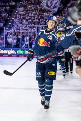 Moritz Warnecke (EHC Red Bull Muenchen, 09) beim Abklatschen an der Bank nach seinem Tor zum 2:1 GER, EHC Red Bull Muenchen vs. Adler Mannheim, Eishockey, DEL, Saison 2026 2027, 1. Spieltag, 18.09.2026. Foto: HMB Media Heike Feiner Copyright: HMBxMedia HeikexFeiner