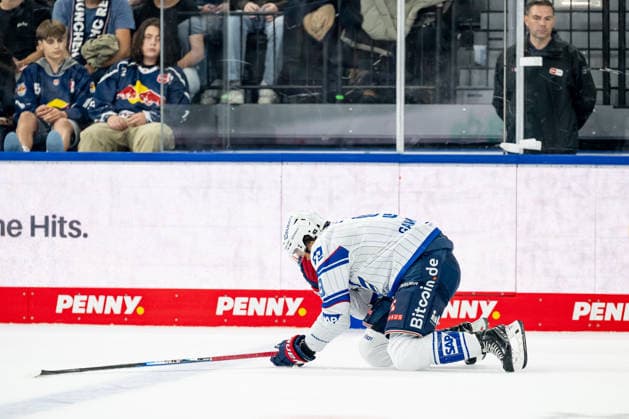 Leon Gawanke (Adler Mannheim, 09) mit Schmerzen auf dem Eis nach einem hohen Stock GER, EHC Red Bull Muenchen vs. Adler Mannheim, Eishockey, DEL, Saison 2026 2027, 1. Spieltag, 18.09.2026. Foto: HMB Media Heike Feiner Copyright: HMBxMedia HeikexFeiner