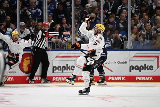 Jubel bei Daniel Pfaffengut (Loewen Frankfurt 77) Schwenninger Wild Wings gegen Loewen Frankfurt, DEL, Hauptrunde, Spiel 1, Saison 2026 2027, 20260918 Schwenninger Wild Wings gegen Loewen Frankfurt, DEL, Hauptrunde, Spiel 1, Saison 2026 2027, 20260918 Schwenningen Copyright: xEibner-Pressefoto SvenxLaeglerx EP_SVL
