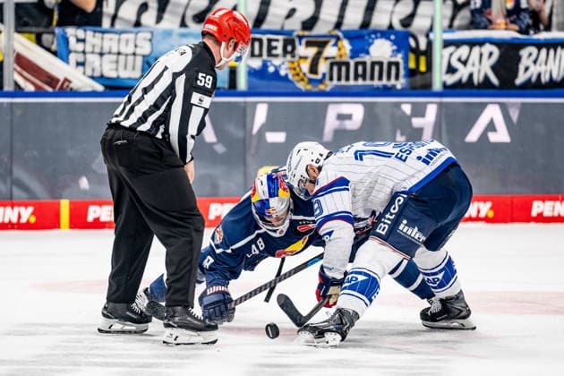 Linesperson Jonas Reinold fuehrt ein Bully Faceoff aus zwischen Lucas Thaler (EHC Red Bull Muenchen, 48) und Luke Esposito (Adler Mannheim, 19) GER, EHC Red Bull Muenchen vs. Adler Mannheim, Eishockey, DEL, Saison 2026 2027, 1. Spieltag, 18.09.2026. Foto: HMB Media Heike Feiner Copyright: HMBxMedia HeikexFeiner