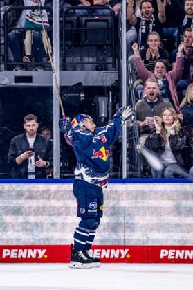 Dominik Kahun (EHC Red Bull Muenchen, 21) bejubelt sein zweites Tor zum 3:1 GER, EHC Red Bull Muenchen vs. Adler Mannheim, Eishockey, DEL, Saison 2026 2027, 1. Spieltag, 18.09.2026. Foto: HMB Media Heike Feiner Copyright: HMBxMedia HeikexFeiner