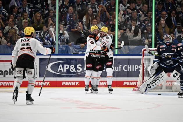 Jubel bei (v.l.n.r.) Eric Uba (Loewen Frankfurt 18) Matthew Wedman (Loewen Frankfurt 67) Schwenninger Wild Wings gegen Loewen Frankfurt, DEL, Hauptrunde, Spiel 1, Saison 2026 2027, 20260918 Schwenninger Wild Wings gegen Loewen Frankfurt, DEL, Hauptrunde, Spiel 1, Saison 2026 2027, 20260918 Schwenningen Copyright: xEibner-Pressefoto SvenxLaeglerx EP_SVL
