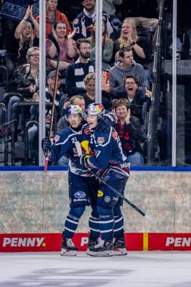 Jeremy McKenna (EHC Red Bull Muenchen, 91) bejubelt mit Dominik Kahun (EHC Red Bull Muenchen, 21) dessen zweites Tor zum 3:1 GER, EHC Red Bull Muenchen vs. Adler Mannheim, Eishockey, DEL, Saison 2026 2027, 1. Spieltag, 18.09.2026. Foto: HMB Media Heike Feiner Copyright: HMBxMedia HeikexFeiner