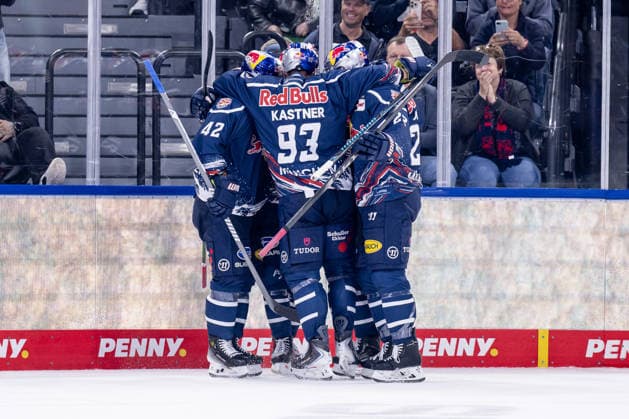 Die Muenchner bejubeln mit Dominik Kahun (EHC Red Bull Muenchen, 21) dessen zweites Tor zum 3:1 GER, EHC Red Bull Muenchen vs. Adler Mannheim, Eishockey, DEL, Saison 2026 2027, 1. Spieltag, 18.09.2026. Foto: HMB Media Heike Feiner Copyright: HMBxMedia HeikexFeiner