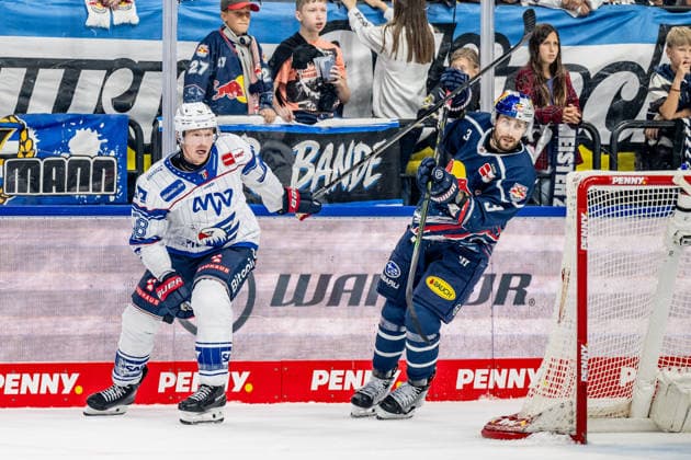 Zweikampf von Patrick Brown (Adler Mannheim, 38) mit Lukas Klok (EHC Red Bull Muenchen, 03) GER, EHC Red Bull Muenchen vs. Adler Mannheim, Eishockey, DEL, Saison 2026 2027, 1. Spieltag, 18.09.2026. Foto: HMB Media Heike Feiner Copyright: HMBxMedia HeikexFeiner