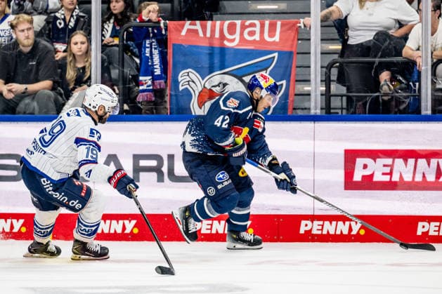 Yasin Ehliz (EHC Red Bull Muenchen, 42) verfolgt von Luke Esposito (Adler Mannheim, 19) GER, EHC Red Bull Muenchen vs. Adler Mannheim, Eishockey, DEL, Saison 2026 2027, 1. Spieltag, 18.09.2026. Foto: HMB Media Heike Feiner Copyright: HMBxMedia HeikexFeiner