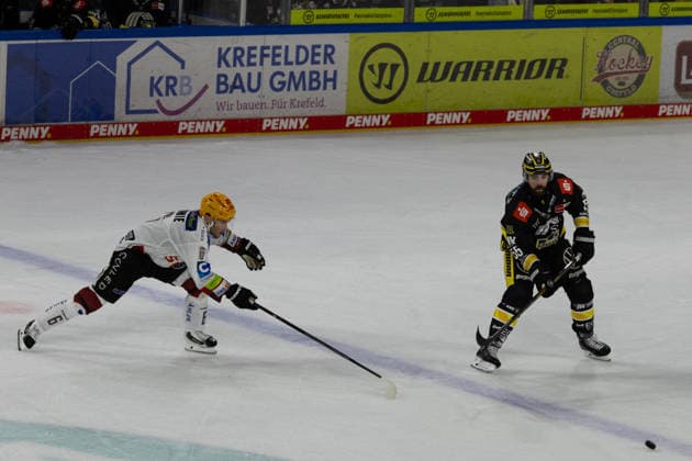 Krefeld, Deutschland 18. September 2026: PENNY DEL - 2026 2027 - Sp. 1 - Krefeld Pinguine gegen Fischtown Pinguins Bremerhaven Im Bild: v. li. im Zweikampf Parker Tuomie (Pinguins) und Davis Vandane (Krefeld) YAYLA ARENA Nordrhein Westfalen Copyright: xFotostandx xGoertzx