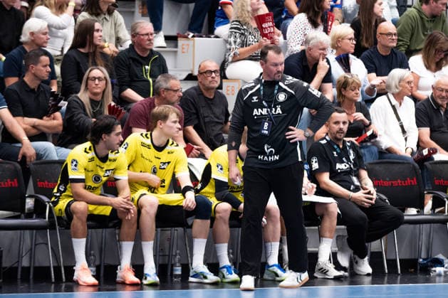 Misha Kaufmann, (TVB Stuttgart, Trainer, Coach) wieder mal oben auf, HBW Balingen Weilstetten vs. TVB Stuttgart, GER, Opel 1. Handball Bundesliga, Meisterschaft, Spieltag 5, Saison 2026 2027, 18.09.2026, Eibner-Pressefoto Andreas Ulmer HBW Balingen Weilstetten vs. TVB Stuttgart, GER, Opel 1. Handball Bundesliga, Meisterschaft, Spieltag 5, Saison 2026 2027, 18.09.2026, Balingen Copyright: xEibner-Pressefoto AndreasxUlmerx EP_AUR