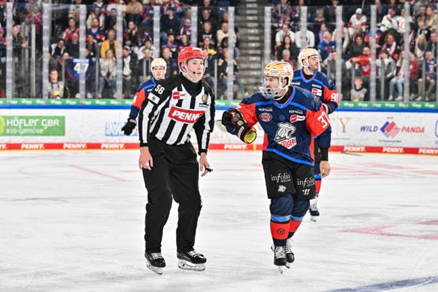 Penny DEL; Nürnberg Ice Tigers - Augsburger Panther, 18.09.2026 NUREMBERG, GERMANY; 18. SEPTEMBER: im Bild Tyler SPEZIA (Nürnberg Ice Tigers 37) der auf die Bank der Gäste schimpft während dem Match der Penny DEL zwischen den Nürnberg Ice Tigers und den Augsburger Panthern am 1. Spieltag im der PSD Bank Nürnberg Arena Copyright: xBEAUTIFULxSPORTS Goldbergx