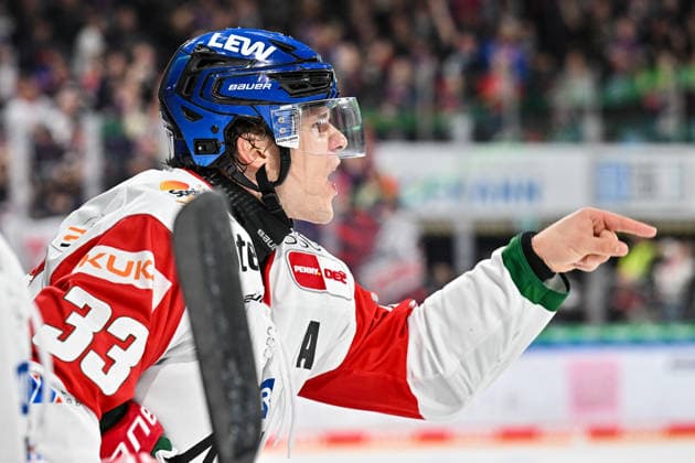 Penny DEL; Nürnberg Ice Tigers - Augsburger Panther, 18.09.2026 NUREMBERG, GERMANY; 18. SEPTEMBER: im Bild Tim WOHLGEMUTH (Augsburger Panther 33) der mit einer entscheidung des Schiedsrichters nicht zufrieden ist Böse Sauer während dem Match der Penny DEL zwischen den Nürnberg Ice Tigers und den Augsburger Panthern am 1. Spieltag im der PSD Bank Nürnberg Arena Copyright: xBEAUTIFULxSPORTS Goldbergx