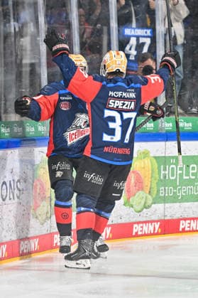 Penny DEL; Nürnberg Ice Tigers - Augsburger Panther, 18.09.2026 NUREMBERG, GERMANY; 18. SEPTEMBER: Jubel der Hausherren nach dem Treffer zum 2-1 durch Evan BARRATT (Nürnberg Ice Tigers 10) Tor Torschuetze Freude Happy während dem Match der Penny DEL zwischen den Nürnberg Ice Tigers und den Augsburger Panthern am 1. Spieltag im der PSD Bank Nürnberg Arena Copyright: xBEAUTIFULxSPORTS Goldbergx