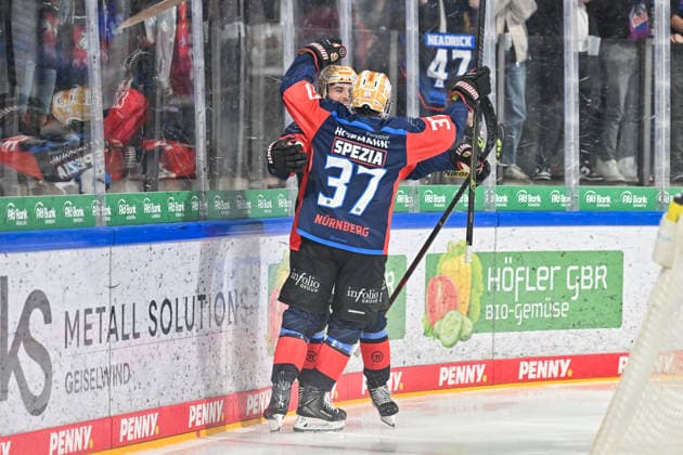 Penny DEL; Nürnberg Ice Tigers - Augsburger Panther, 18.09.2026 NUREMBERG, GERMANY; 18. SEPTEMBER: Jubel der Hausherren nach dem Treffer zum 2-1 durch Evan BARRATT (Nürnberg Ice Tigers 10) Tor Torschuetze Freude Happy während dem Match der Penny DEL zwischen den Nürnberg Ice Tigers und den Augsburger Panthern am 1. Spieltag im der PSD Bank Nürnberg Arena Copyright: xBEAUTIFULxSPORTS Goldbergx