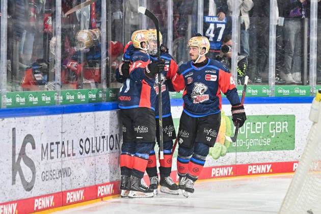 Penny DEL; Nürnberg Ice Tigers - Augsburger Panther, 18.09.2026 NUREMBERG, GERMANY; 18. SEPTEMBER: Jubel der Hausherren nach dem Treffer zum 2-1 durch Evan BARRATT (Nürnberg Ice Tigers 10) Tor Torschuetze Freude Happy während dem Match der Penny DEL zwischen den Nürnberg Ice Tigers und den Augsburger Panthern am 1. Spieltag im der PSD Bank Nürnberg Arena Copyright: xBEAUTIFULxSPORTS Goldbergx