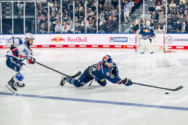 Kampf um den Puck Zweikampf zwischen Kris Bennett (Adler Mannheim, 21) und Ryan Murphy (EHC Red Bull Muenchen, 24) GER, EHC Red Bull Muenchen vs. Adler Mannheim, Eishockey, DEL, Saison 2026 2027, 1. Spieltag, 18.09.2026. Foto: HMB Media Heike Feiner Copyright: HMBxMedia HeikexFeiner